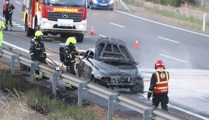  Un coche echa a arder mientras circulaba por la A-62 a su paso por Salamanca