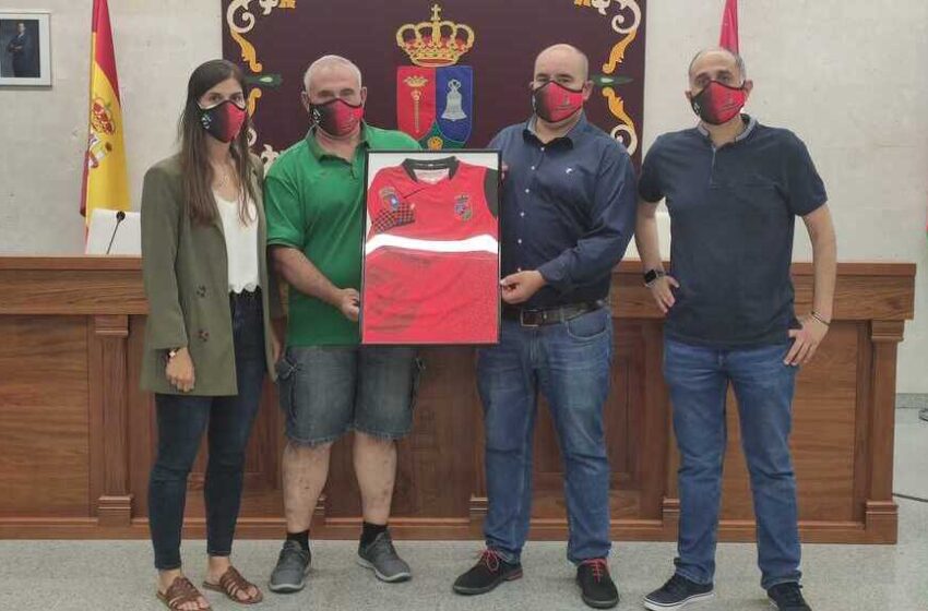  El Ayuntamiento recibe la nueva equipación del Club Deportivo Villares

 
