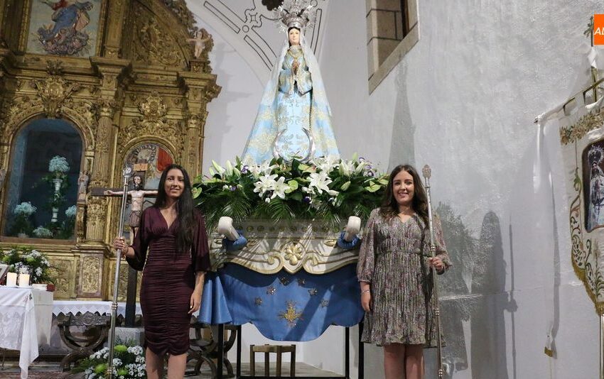  Laura y María Martín Hernández presiden en Vitigudino como mayordomas la misa en la ermita del Socorro