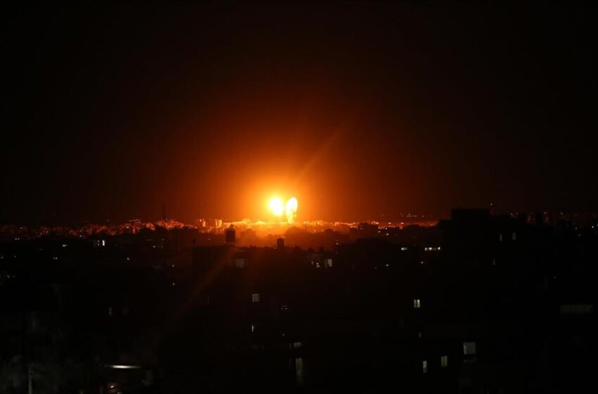  Israel ataca una instalación de Hamás en respuesta al lanzamiento de globos incendiarios desde Gaza