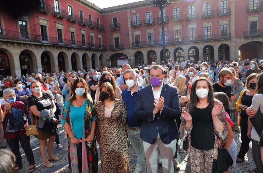 Centenares de personas se concentran en Gijón en apoyo a las dos mujeres agredidas sexualmente este fin de semana