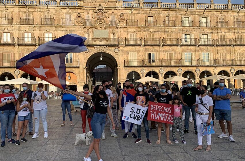  FOTOS Y VÍDEO. Concentración en la Plaza Mayor de Salamanca organizada por S.O.S. Cuba