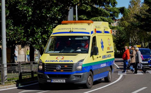 Ambulancia circulando por Salamanca. 