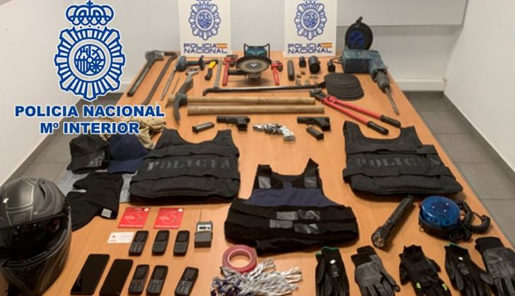  La Policía Nacional detiene in fraganti a un grupo especializado en dar “vuelcos” a narcotraficantes