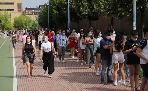 Varios jóvenes participan en uno de los cribados masivos llevados a cabo en Salamanca. 