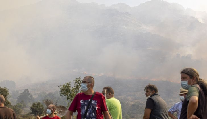  Más de 25 medios aéreos y numerosos terrestres trabajan este lunes en el incendio de Navalacruz (Ávila)