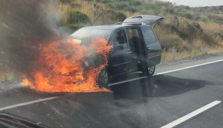  Medios aéreos y terrestres trabajan en un incendio declarado en Navalacruz por un coche que echó a arder