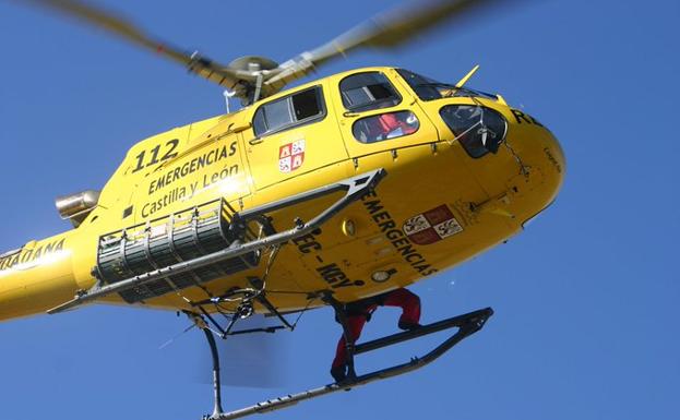 Un helicóptero de Protección Civil rescata a un senderista herido en La Alberca. 