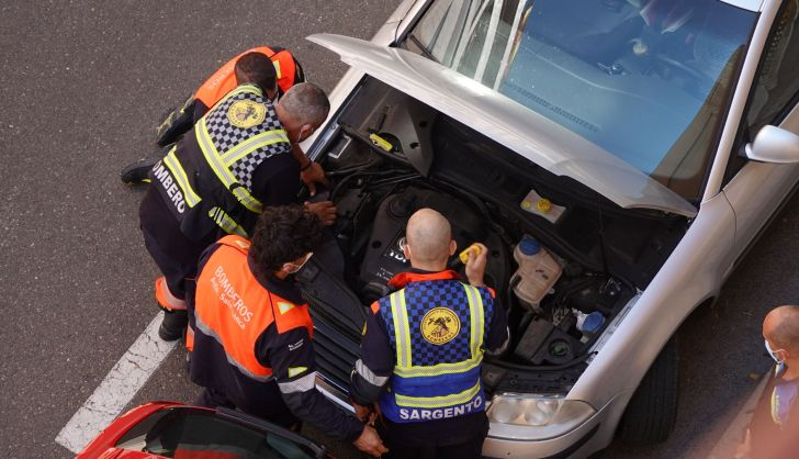  VÍDEO | Los bomberos de Salamanca rescatan a un gatito atrapado en el motor de un coche