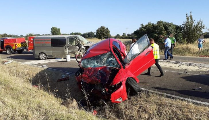  Una escalofriante colisión entre una furgoneta y un vehículo entre Aldearrodrigo y Torresmenudas deja dos heridos