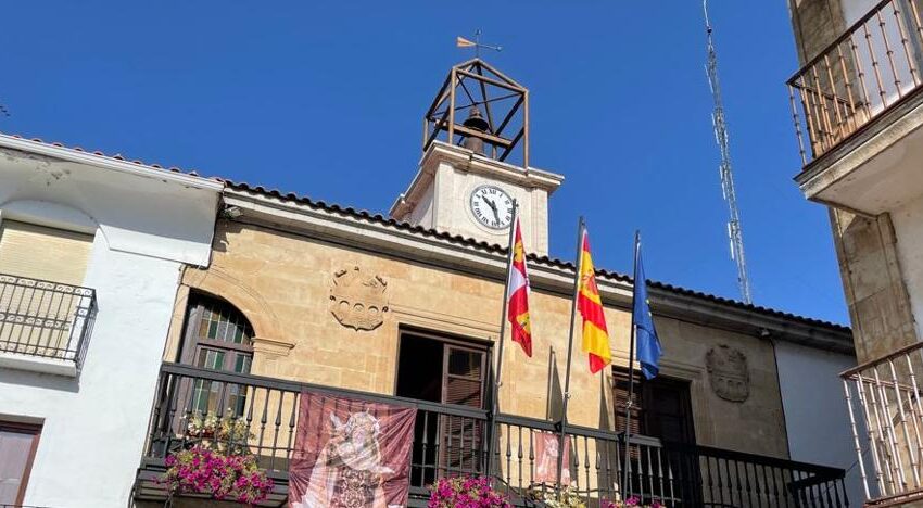  El consistorio y el CEIP Santa Teresa de Alba de Tormes lucen banderas nuevas