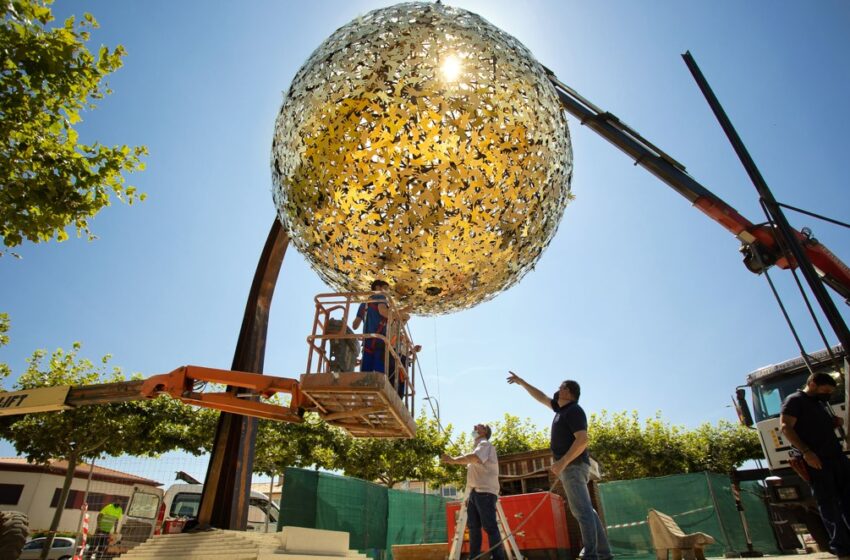  Los operarios colocan la pieza de 3.500 kilos que corresponde al sol junto a la glorieta del Árbol Gordo