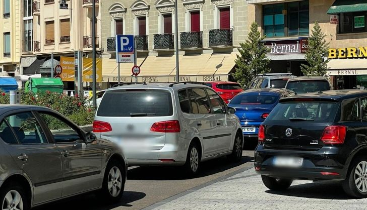  Importantes retenciones de vehículos para acceder al parking de Santa Eualia