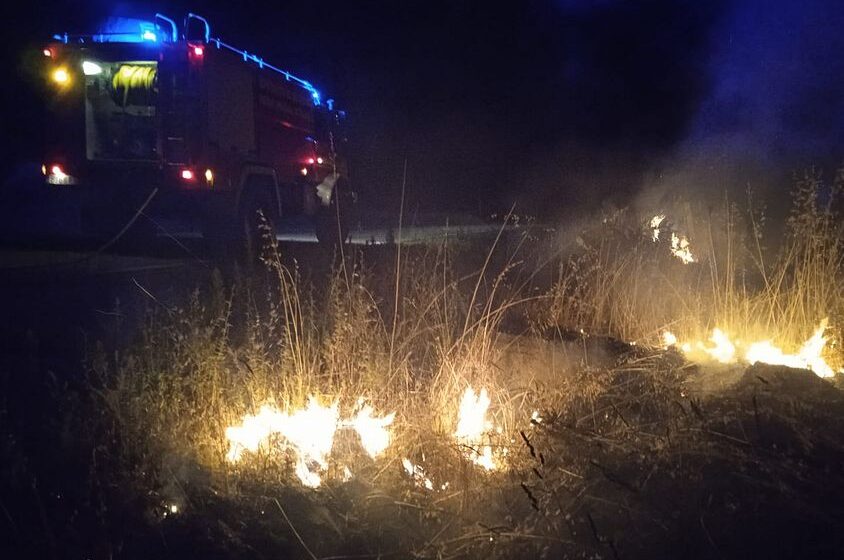  Los bomberos extinguen un incendio provocado en Sorihuela