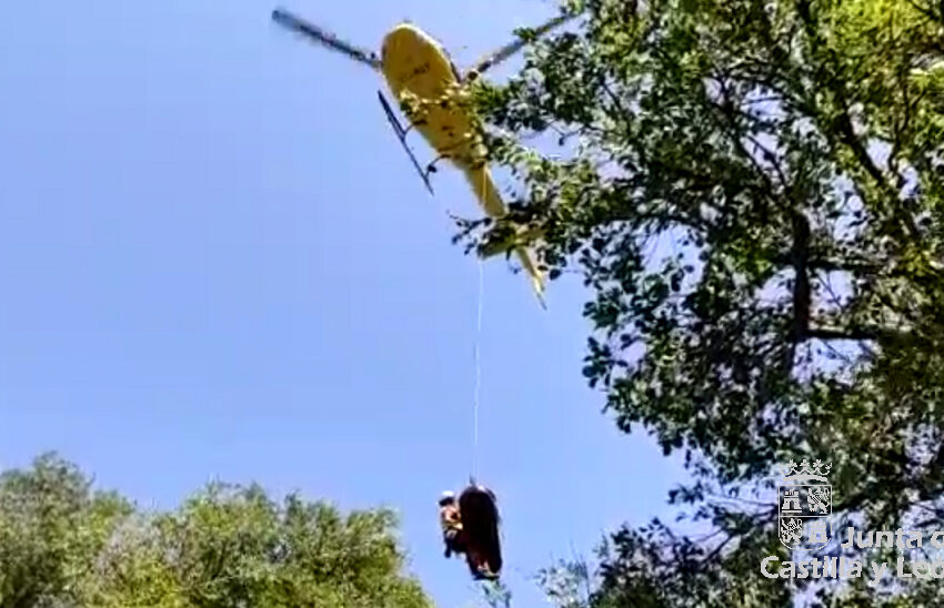  Espectacular rescate aéreo para evacuar a un hombre que se rompía una pierna en un paraje de Candelario