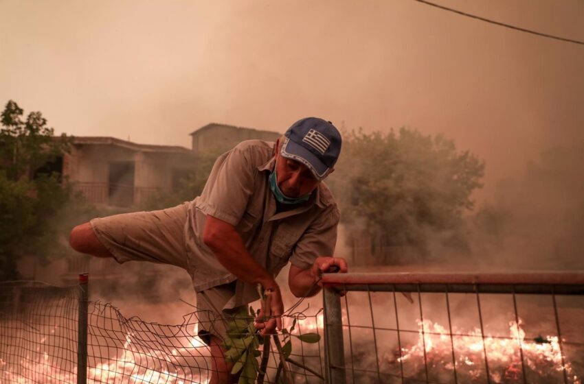  Grecia vive una noche «difícil» por el avance del gran incendio en la isla de Eubea