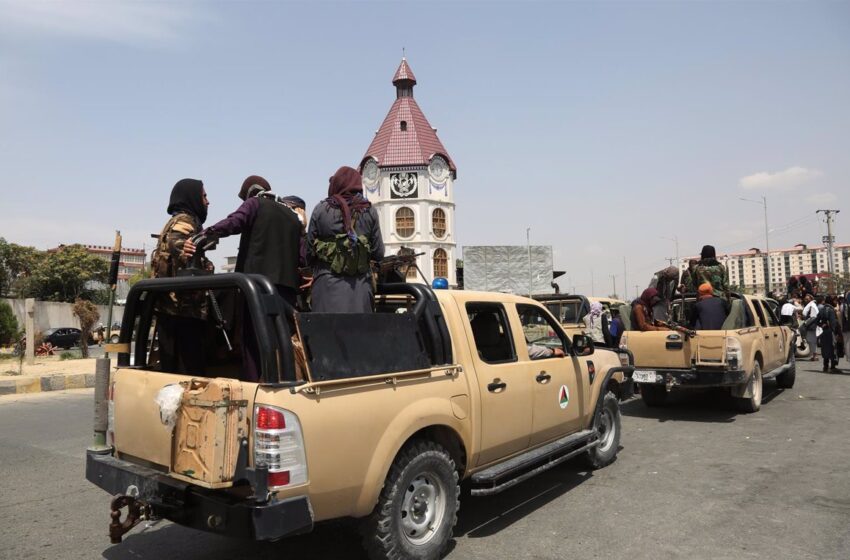  Los talibán vigilan los accesos al aeropuerto, junto al que acampan cientos de personas