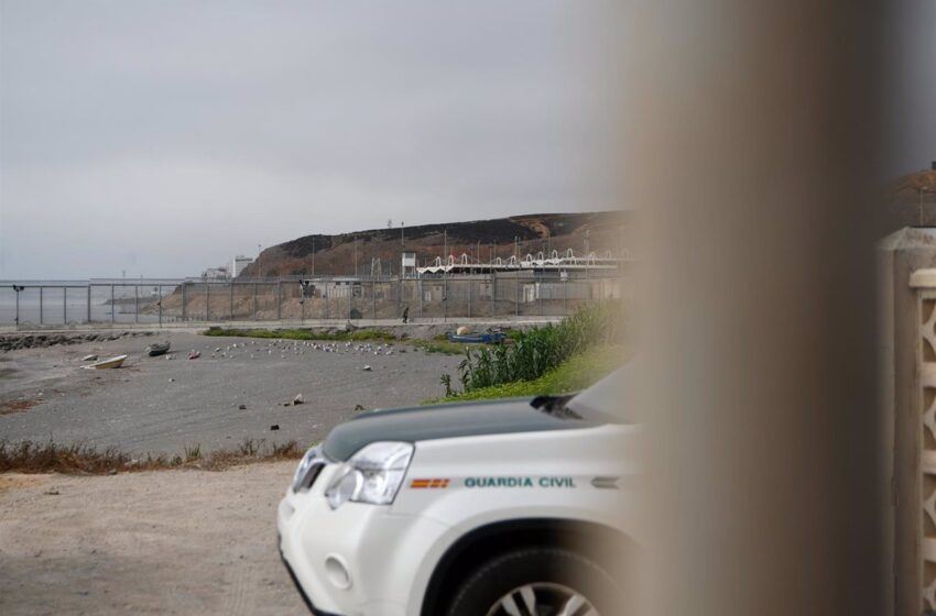  Un grupo de 50 marroquíes intenta acceder a Ceuta por el espigón del Tarajal y al menos media docena lo consigue