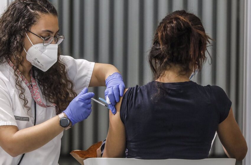  Bruselas anuncia que un 70% de los adultos europeos ya está totalmente vacunado contra el coronavirus