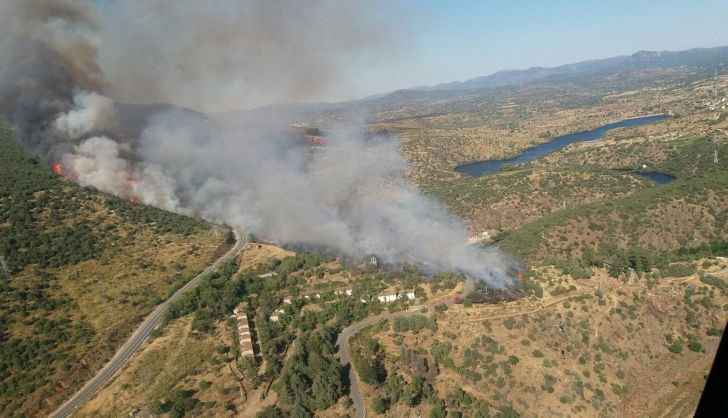  Un incendio en El Tiemblo, declarado de Nivel 2 por su proximidad a viviendas y por cortar una carretera nacional