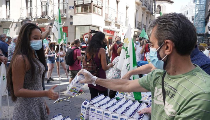  Los ganaderos reparten leche gratis en Valladolid para denunciar que el sector “se arruina” porque cobra de la indust…