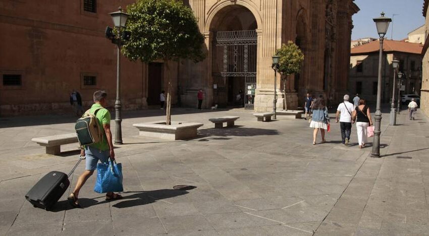  Castaño afirma que aún queda trabajo pero es optimista sobre la evolución del turismo en Salamanca