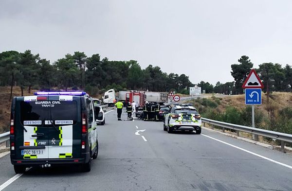  Dos fallecidos y tres heridos tras la colisión frontal entre una furgoneta y un turismo