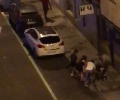  VÍDEO | Cuatro detenidos en una multitudinaria pelea de madrugada en la calle Pérez Oliva