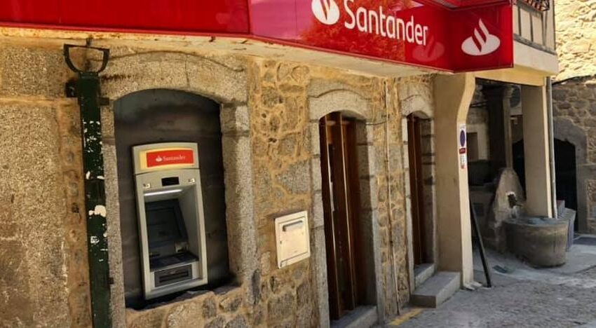  Desinstalan sin previo aviso e «injustamente» el cajero automático del Banco de Santander de San Esteban de la Sierra