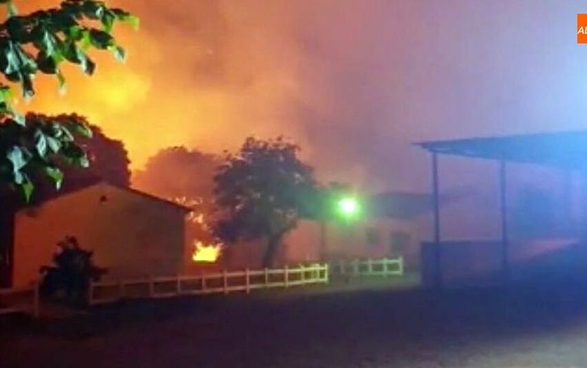  Continúa activo el incendio en el complejo turístico de Aldeaduero