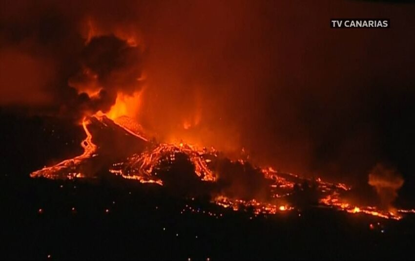  La colada del volcán de la Palma se acerca al mar y genera una nube tóxica tras quemar varios invernaderos