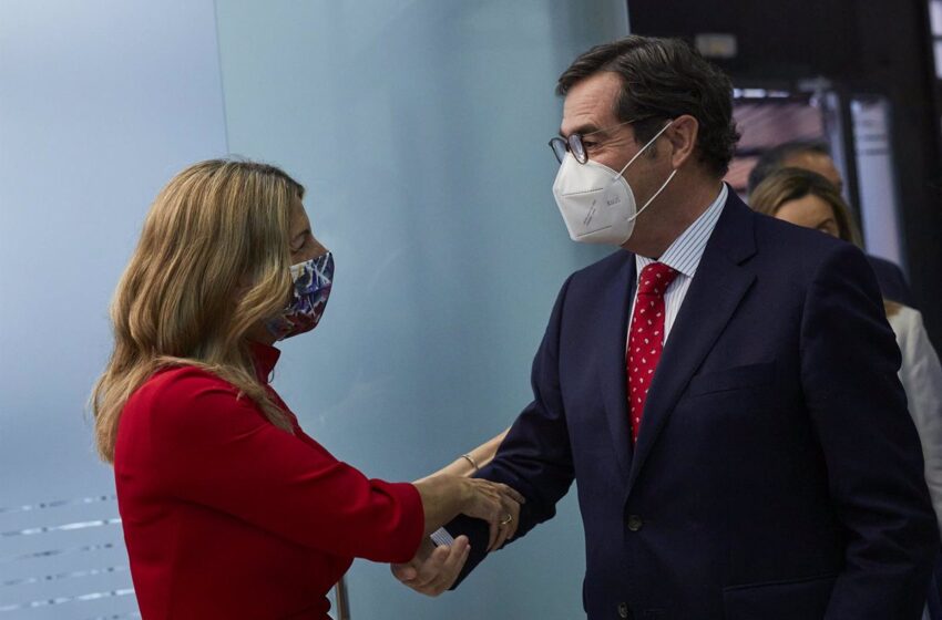  Díaz «prioriza» el acuerdo a la cuantía en que subirá el SMI y reprocha a CEOE que no quiera negociar