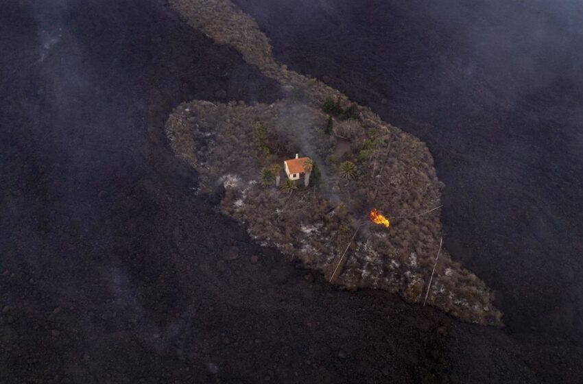  La foto de una vivienda aislada en La Palma que refleja la destrucción causada por la lava