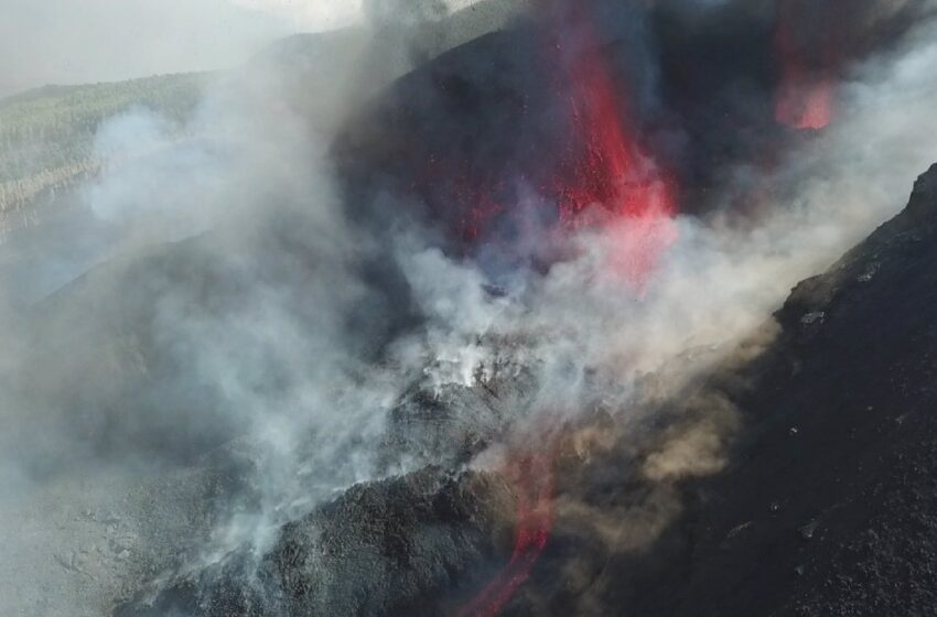  La lava ralentiza su velocidad y se mantienen al menos tres puntos de emisión simultáneos