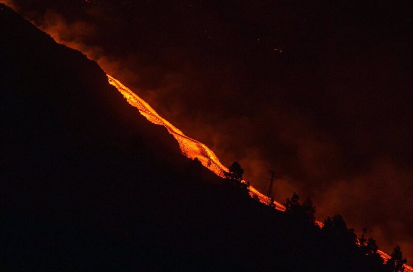  La noche transcurre sin incidentes en la zona del volcán de La Palma y la lava sigue avanzando con lentitud