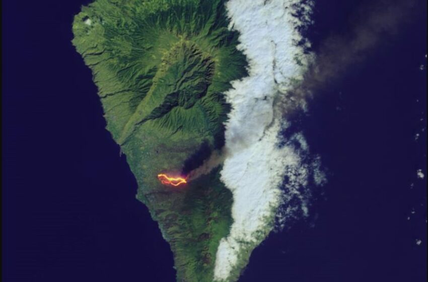  La lava marca hasta el espacio la superficie de La Palma