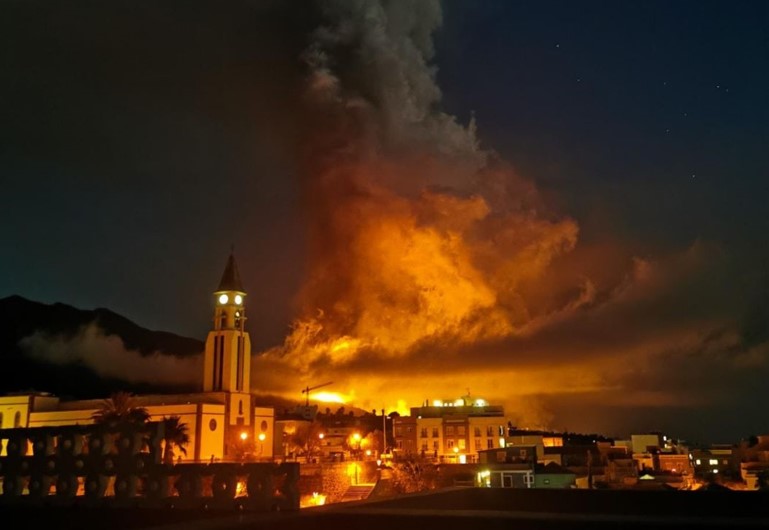  La erupción volcánica se produjo este domingo en el municipio de El Paso, en La Plama y previsiblemente las lenguas de lava llegan hasta el mar