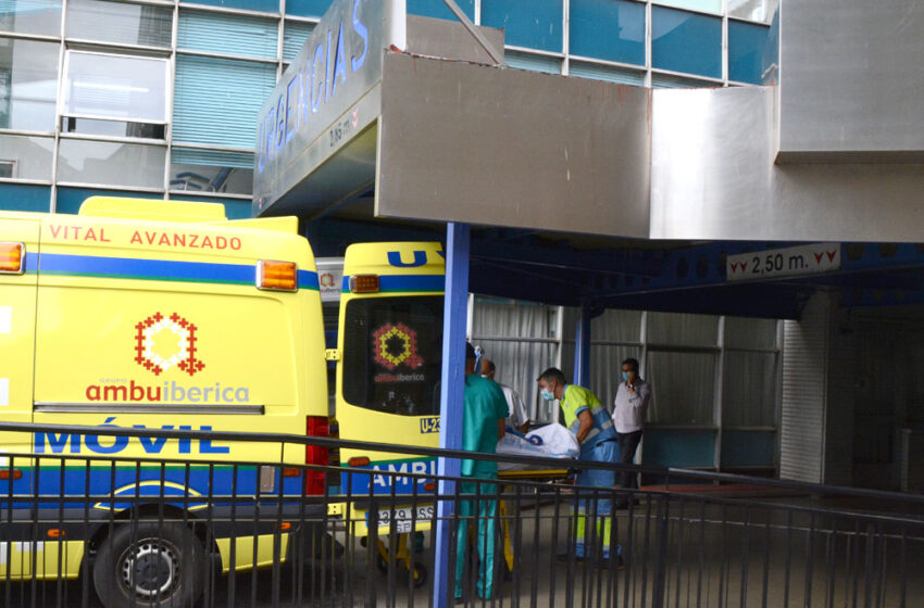  El paciente de críticos fue llevado desde el hospital Virgen de la Vega al nuevo hospital en una ambulancia UVI Móvil sobre las 10.45 de este lunes