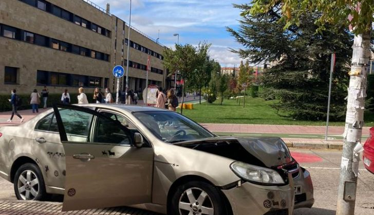 Susto en el Campus Unamuno al chocarse un vehículo contra una farola