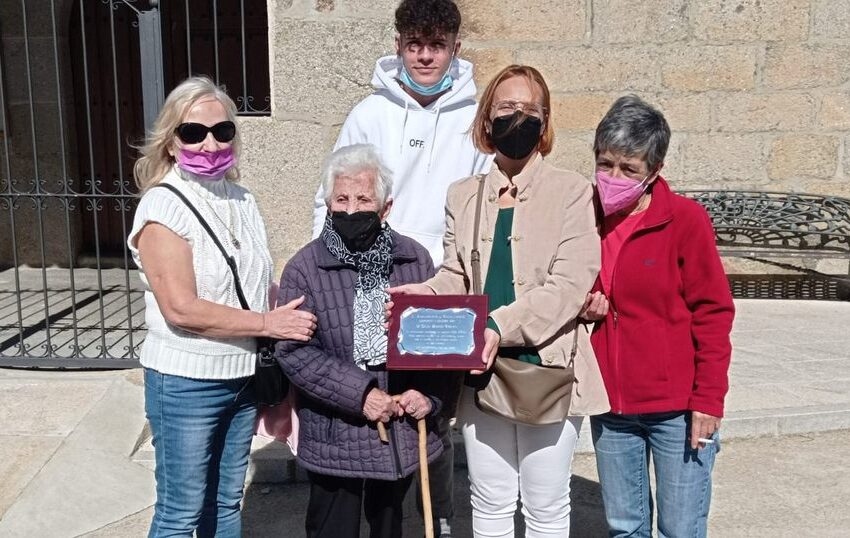  Celia Martín Vicente celebra su centenario en Valsalabroso arropada por familiares y vecinos