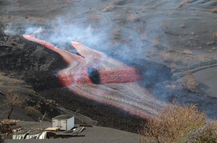  El Pevolca vigila el avance de lavas más fluidas que pueden dar lugar a cambios de dirección de las coladas