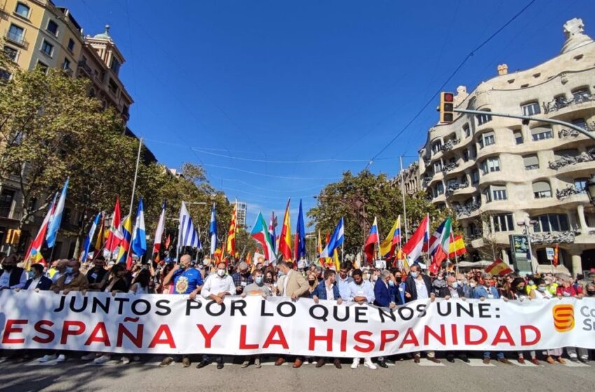  Miles de personas se manifiestan en el paseo de Gràcia de Barcelona por el Día de la Hispanidad