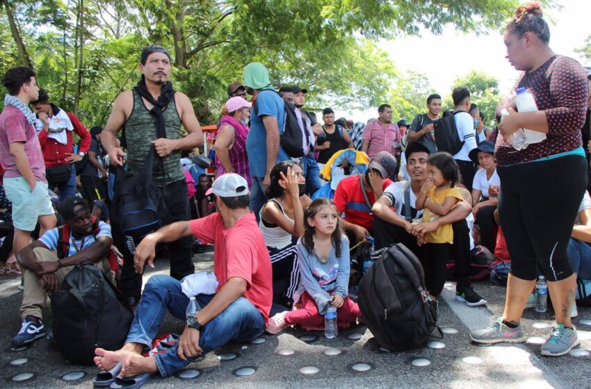  Una caravana de miles de migrantes avanza hacia Ciudad de México para protestar por los trámites de asilo