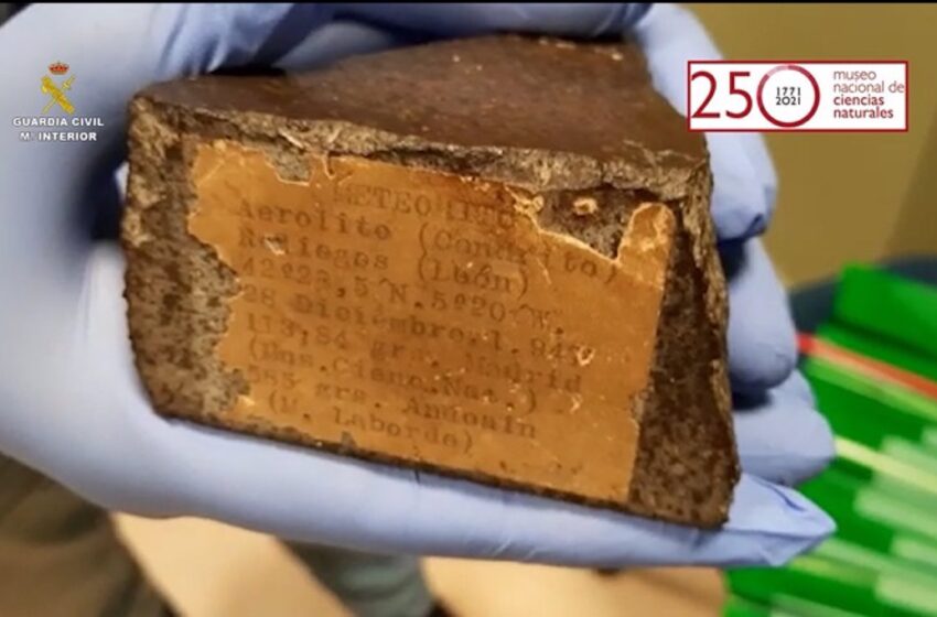  Guardia Civil entrega al Museo Nacional de Ciencias Naturales un trozo recuperado del meteorito que cayó en León en 1947