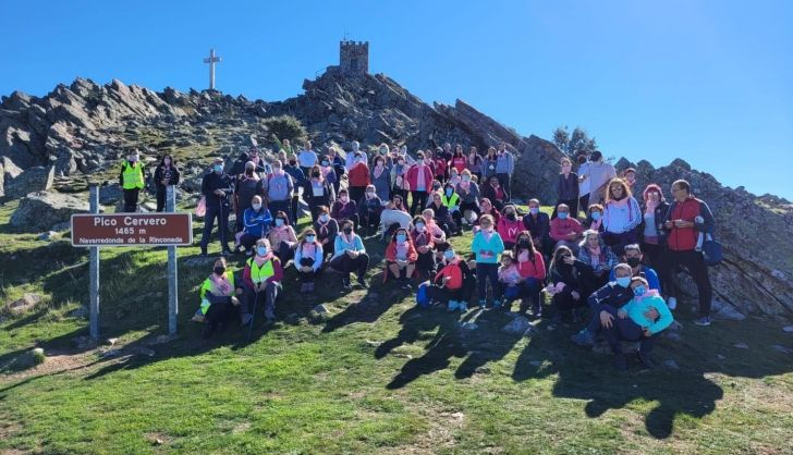  Más de un centenar de personas se suman a la ruta solidaria al Pico Cervero