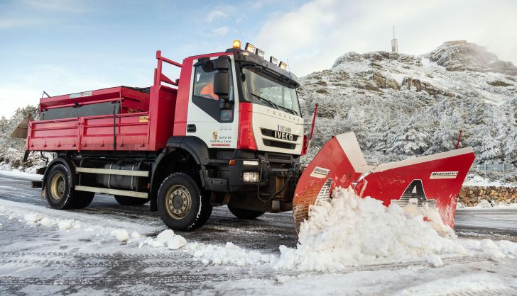  La nieve dificulta el tráfico en carreteras secundarias a su paso por Candelario y la Peña de Francia