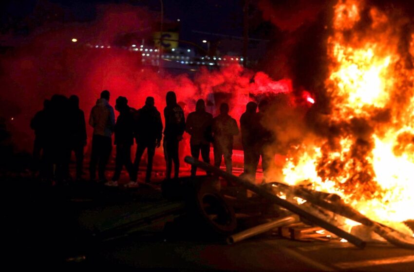  Coches quemados, uno de Policía, vías cortadas y un camionero herido en la segunda jornada de huelga del metal en Cádiz