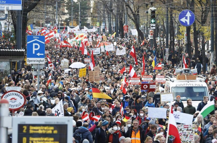  Miles de personas salen a la calle en Viena para protestar contra las nuevas medidas para frenar el coronavirus