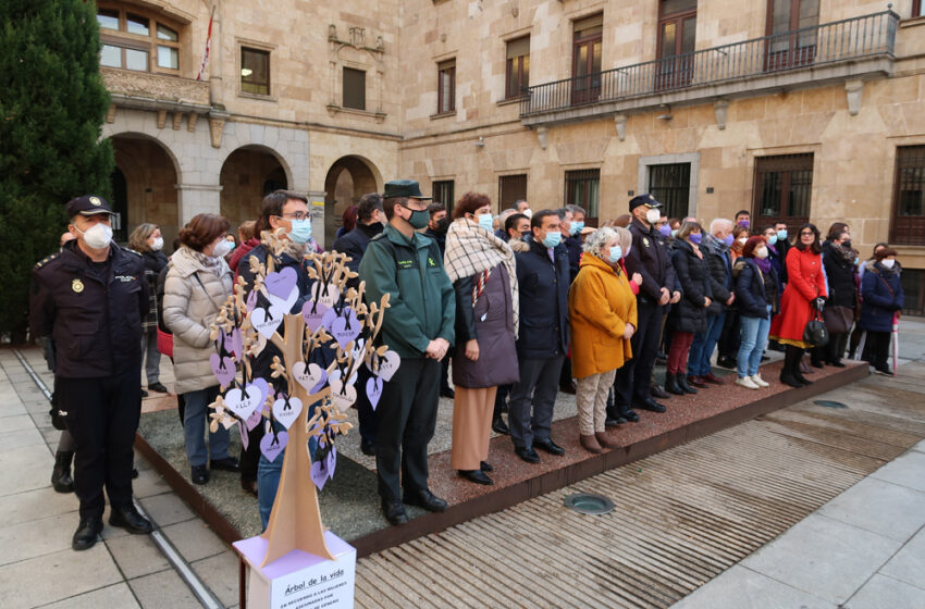  La plaza de la Constitución de Salamanca acogió un acto homenaje a las mujeres que han muerto víctimas de la violencia de género en este 25N