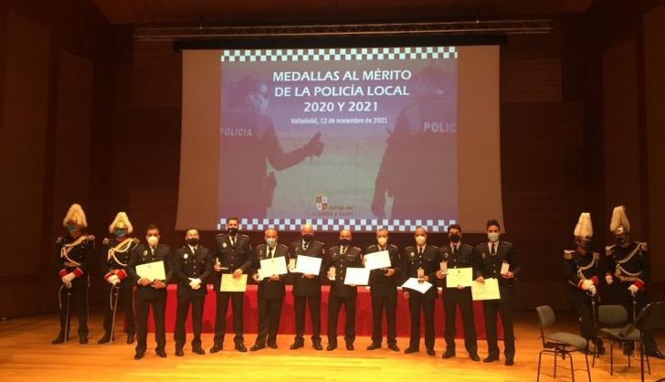  Una veintena de agentes salmantinos reciben la Medalla de plata al Mérito de la Policía Local
